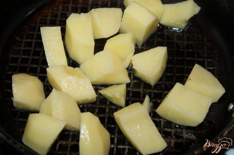 Фото приготовление рецепта: Молодой картофель запеченный с грибами и сыром фета шаг №2