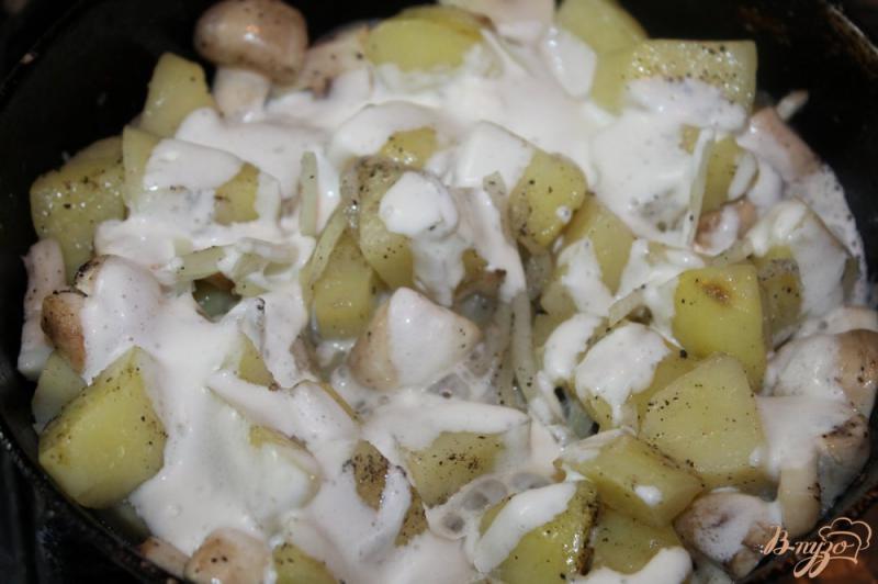 Фото приготовление рецепта: Молодой картофель запеченный с грибами и сыром фета шаг №4