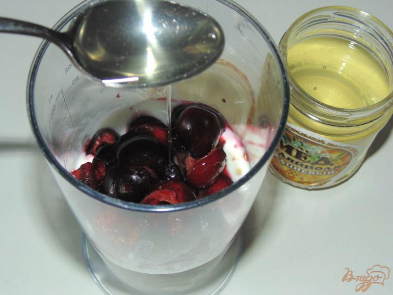 Фото приготовление рецепта: Смузи с черешней на домашнем йогурте шаг №4