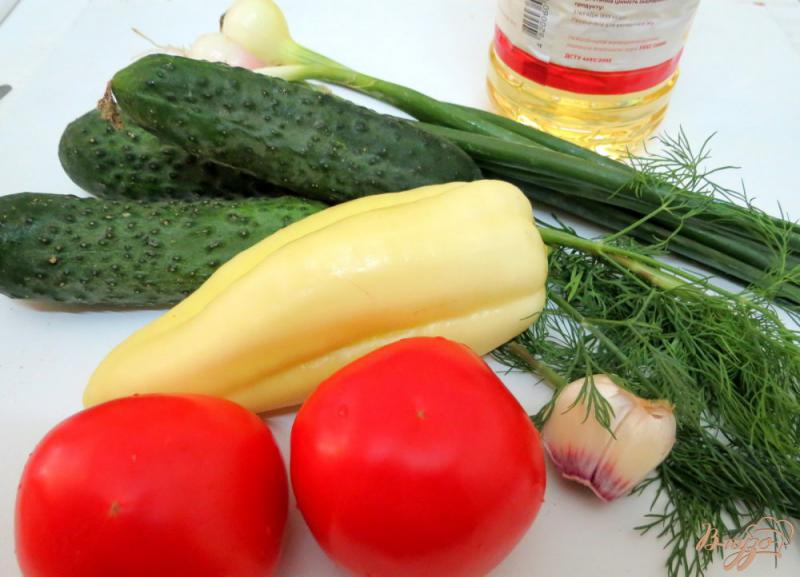 Фото приготовление рецепта: Салат с базиликом и соусом винигрет шаг №1