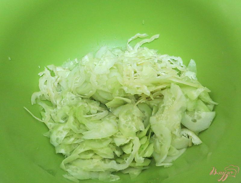 Фото приготовление рецепта: Салат с базиликом и соусом винигрет шаг №2