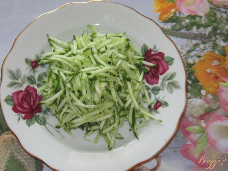 Фото приготовление рецепта: Слоеный салат с ветчиной огурцом и кукурузой шаг №1