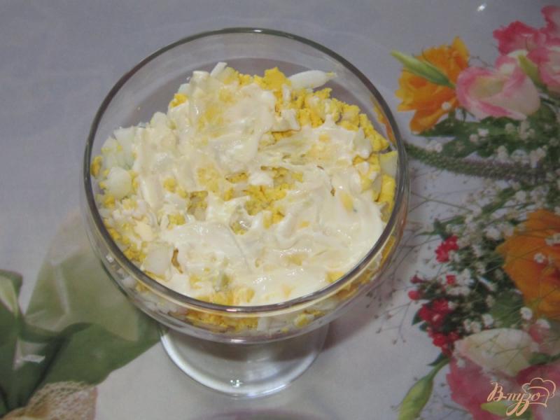 Фото приготовление рецепта: Слоеный салат с ветчиной огурцом и кукурузой шаг №6