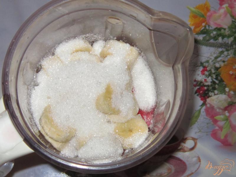 Фото приготовление рецепта: Замороженное клубнично-банановое пюре на зиму шаг №3