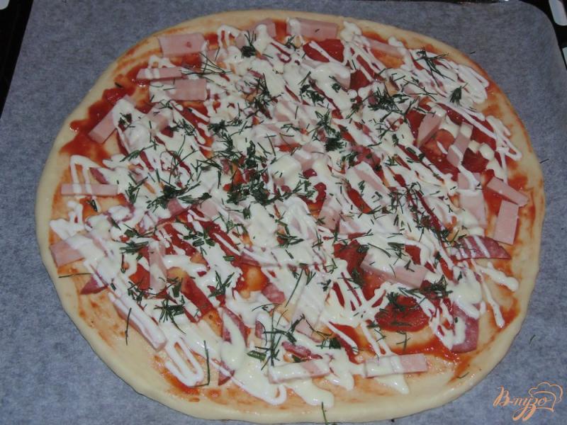 Фото приготовление рецепта: Пицца с ветчиной, копченой колбасой и помидором шаг №5