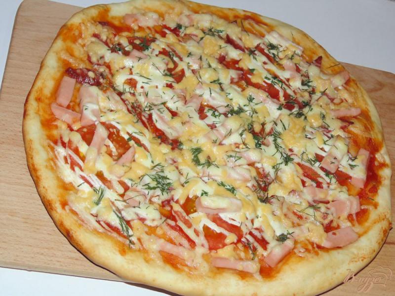 Фото приготовление рецепта: Пицца с ветчиной, копченой колбасой и помидором шаг №7