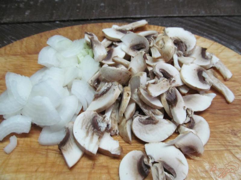 Фото приготовление рецепта: Салат из грибов с перцем и крабовыми палочками шаг №2