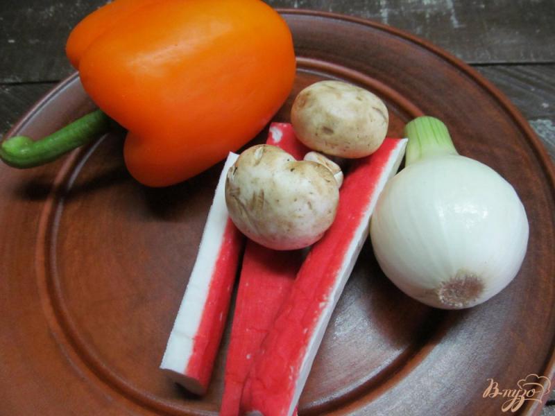 Фото приготовление рецепта: Салат из грибов с перцем и крабовыми палочками шаг №1