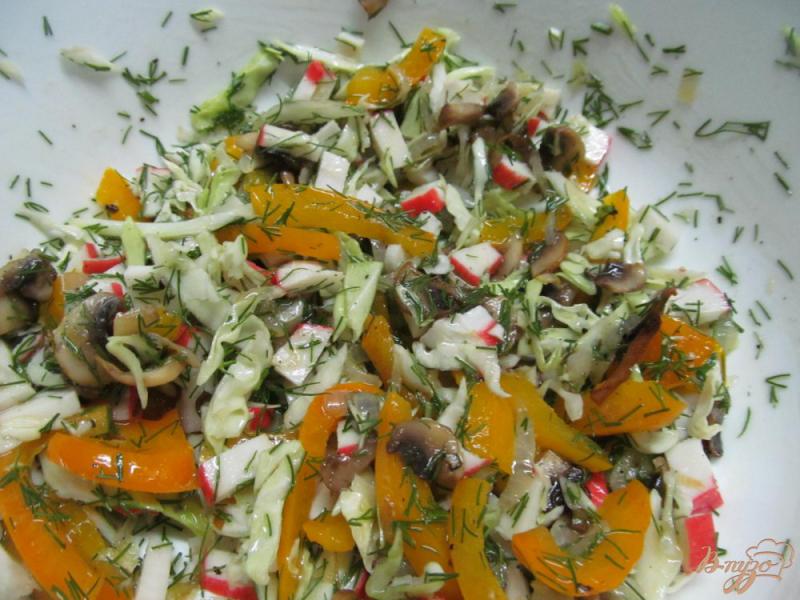 Фото приготовление рецепта: Салат из грибов с перцем и крабовыми палочками шаг №8