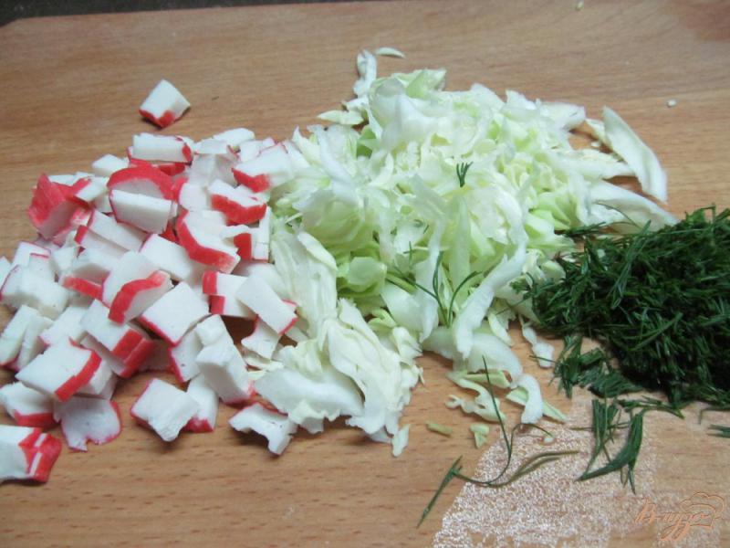 Фото приготовление рецепта: Салат из грибов с перцем и крабовыми палочками шаг №5