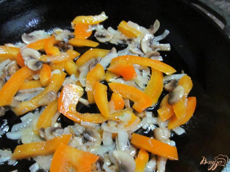 Фото приготовление рецепта: Салат из грибов с перцем и крабовыми палочками шаг №4
