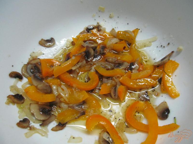 Фото приготовление рецепта: Салат из грибов с перцем и крабовыми палочками шаг №7