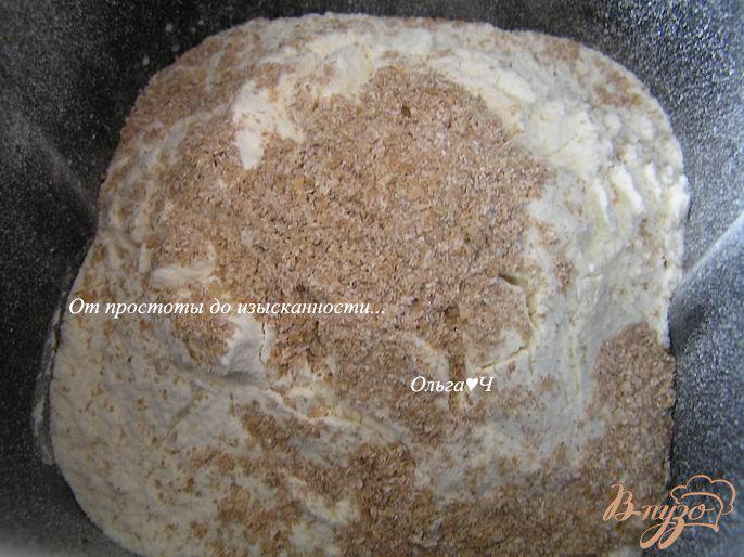 Фото приготовление рецепта: Сырный хлеб с пшеничными отрубями шаг №2