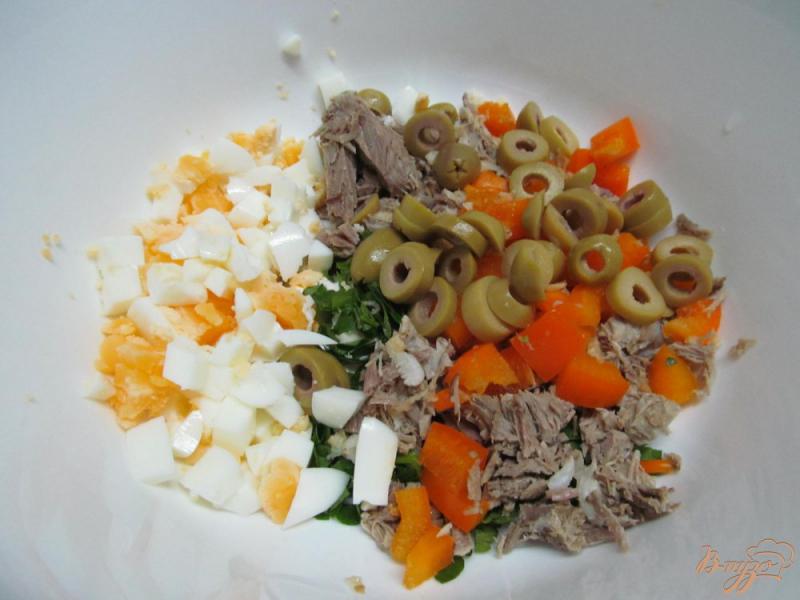 Фото приготовление рецепта: Мясной салат с перцем и оливками шаг №4