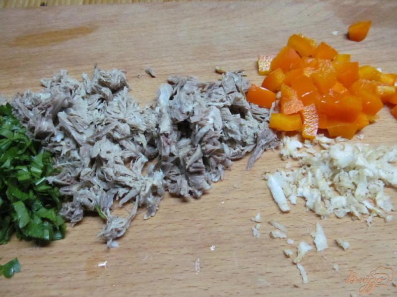 Фото приготовление рецепта: Мясной салат с перцем и оливками шаг №3