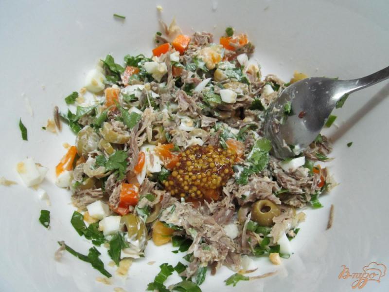 Фото приготовление рецепта: Мясной салат с перцем и оливками шаг №5