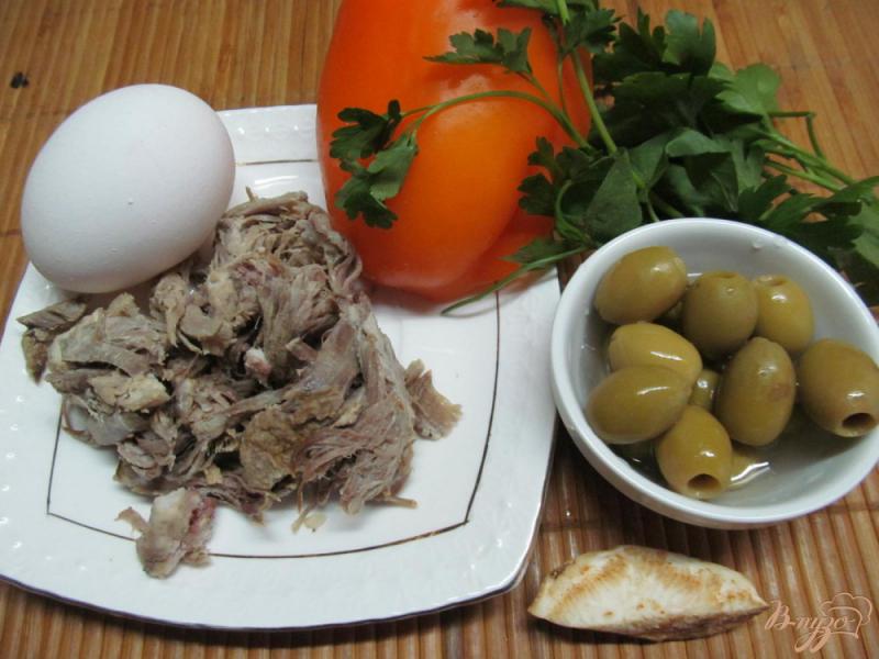 Фото приготовление рецепта: Мясной салат с перцем и оливками шаг №1
