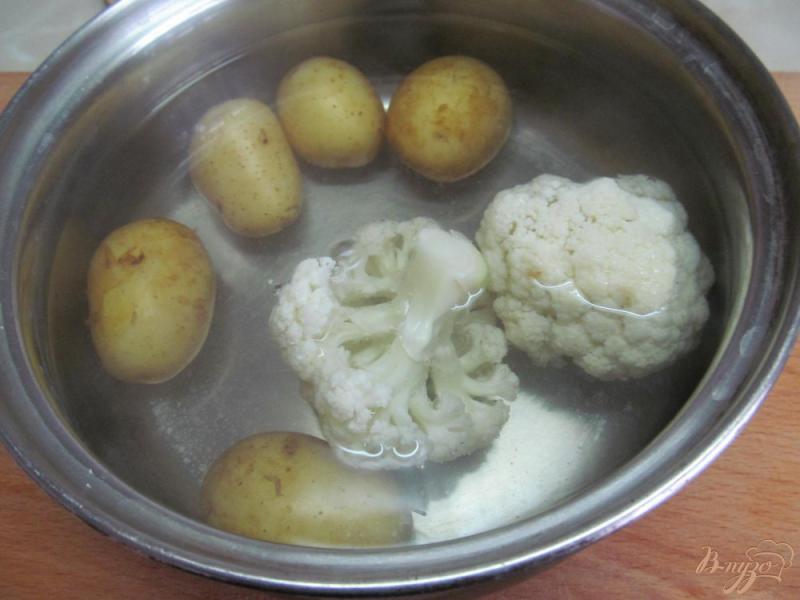 Фото приготовление рецепта: Теплый салат из картофеля с цветной капустой шаг №3