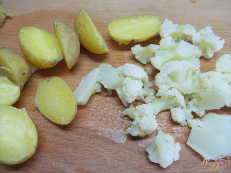 Фото приготовление рецепта: Теплый салат из картофеля с цветной капустой шаг №4