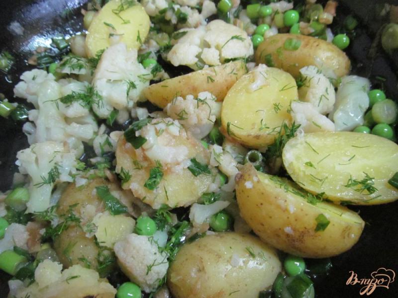 Фото приготовление рецепта: Теплый салат из картофеля с цветной капустой шаг №8