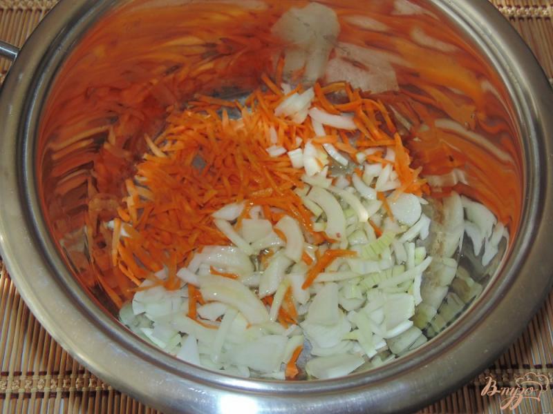 Фото приготовление рецепта: Бурый рис с овощами шаг №2