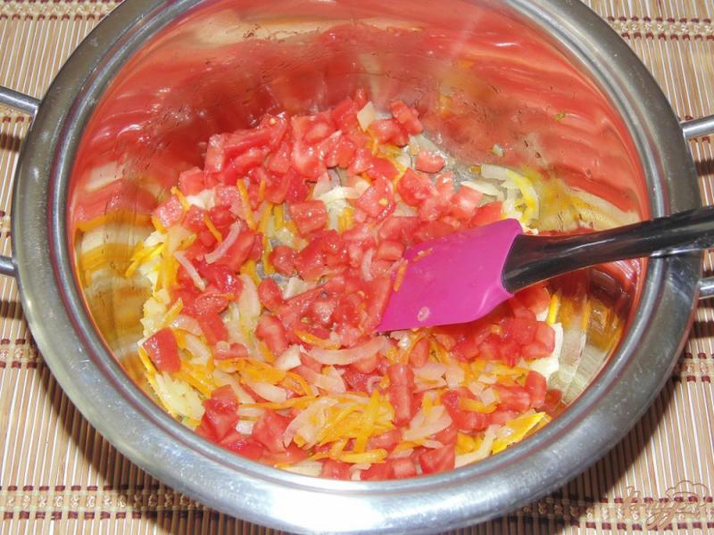Фото приготовление рецепта: Бурый рис с овощами шаг №4