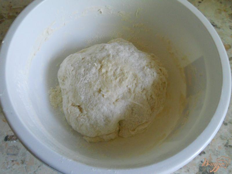 Фото приготовление рецепта: Дрожжевые жареные пирожки с капустой шаг №4