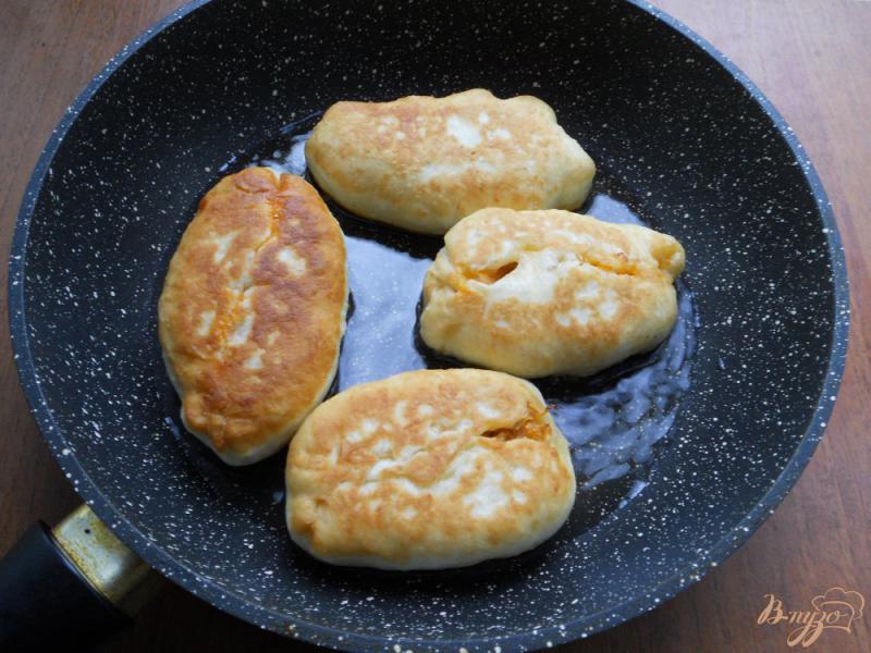 Фото приготовление рецепта: Дрожжевые жареные пирожки с капустой шаг №11