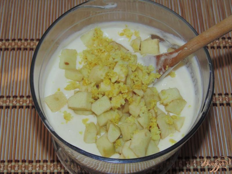 Фото приготовление рецепта: Творожная запеканка с яблоком и цедрой лимона шаг №5