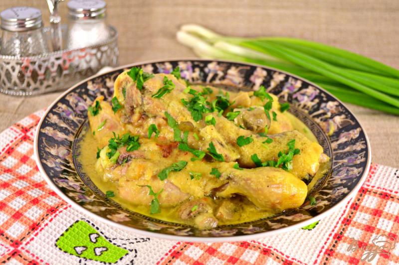 Фото приготовление рецепта: Курица с грибами в сметанно-луковом соусе в мультиварке шаг №9