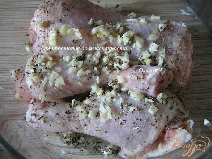 Фото приготовление рецепта: Куриные голени, запеченные с хлебом шаг №1