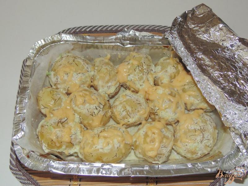 Фото приготовление рецепта: Молодой картофель запеченный под сметанным соусом шаг №4