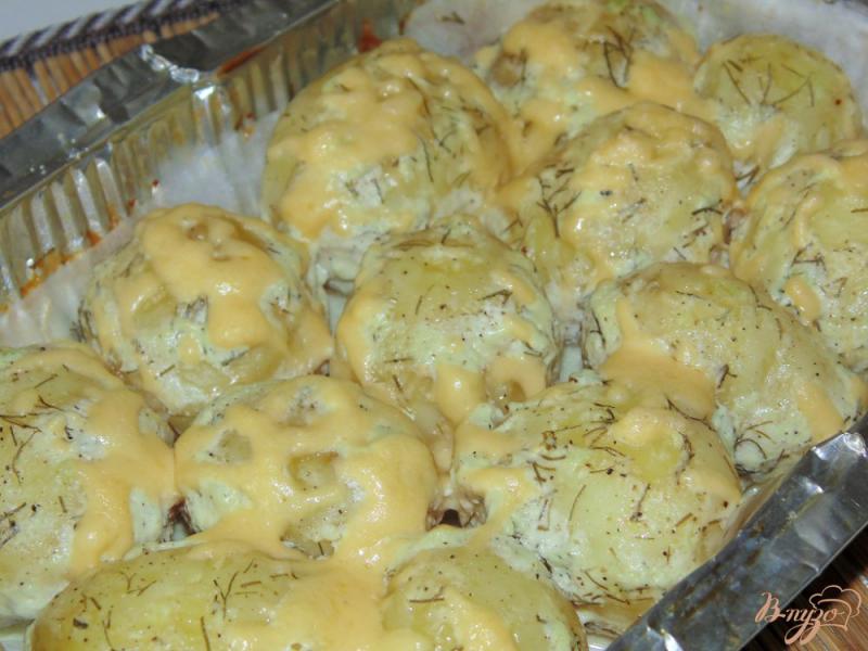 Фото приготовление рецепта: Молодой картофель запеченный под сметанным соусом шаг №5
