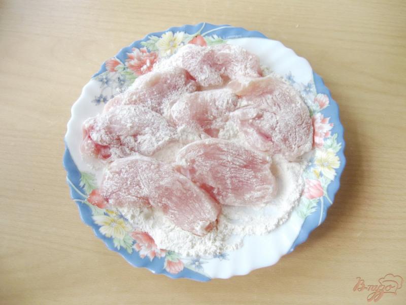 Фото приготовление рецепта: Куриные наггетсы в панировочных сухарях шаг №3