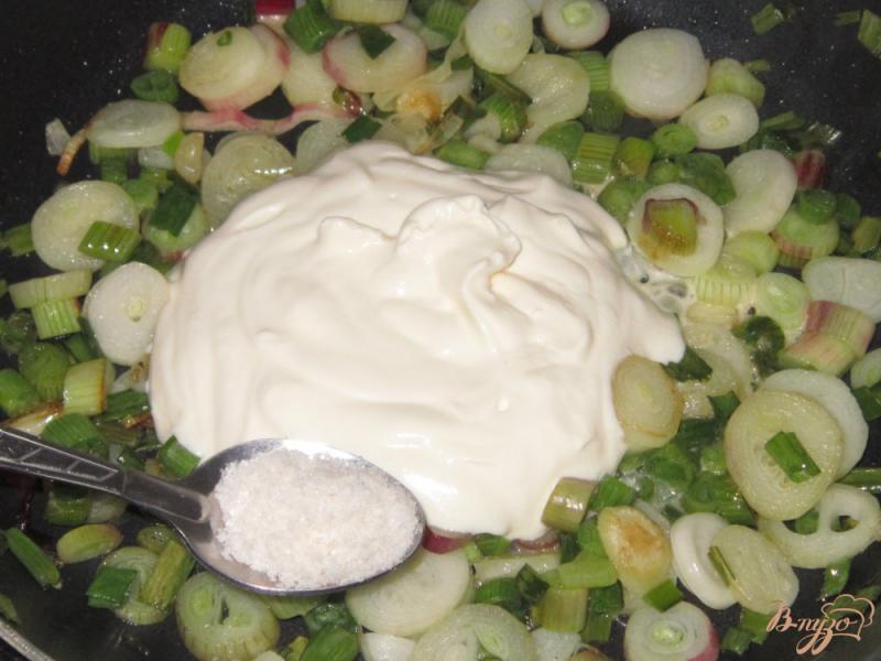 Фото приготовление рецепта: Молодой картофель в сметанном соусе шаг №4