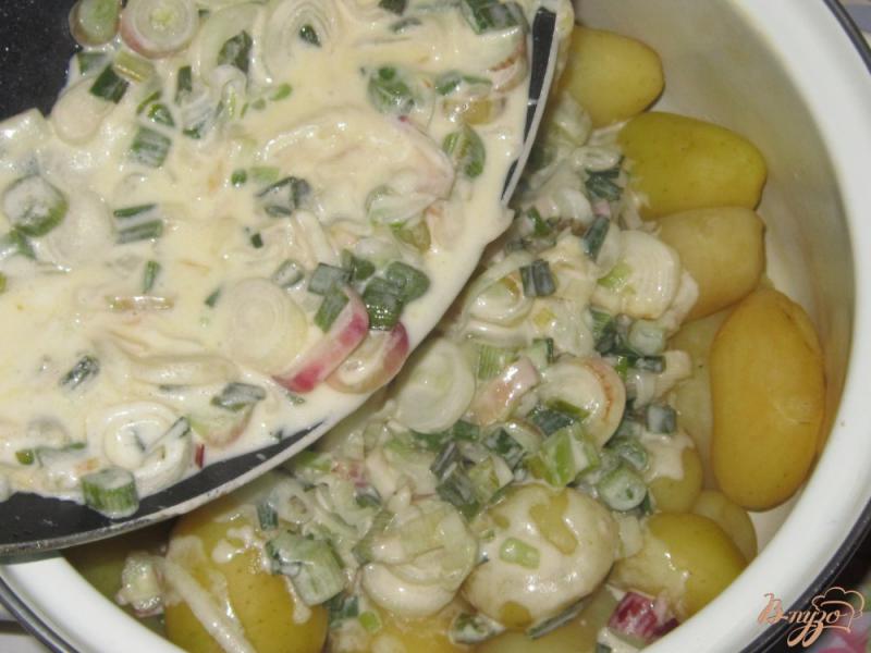Фото приготовление рецепта: Молодой картофель в сметанном соусе шаг №8
