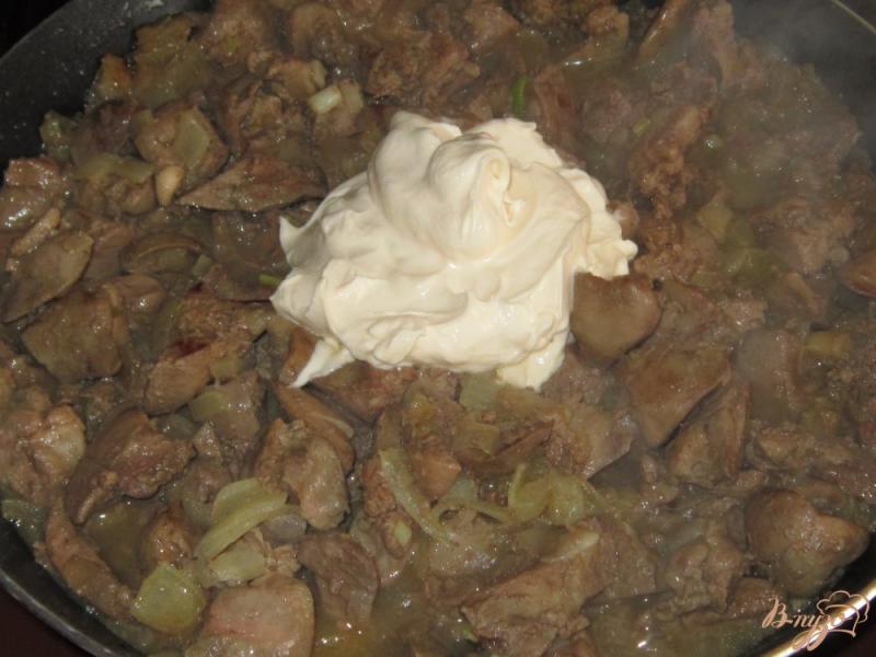 Фото приготовление рецепта: Куриная печень тушенная в сметанно-сырном соусе шаг №4