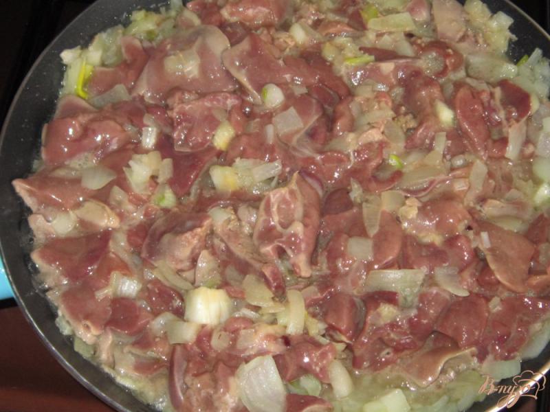 Фото приготовление рецепта: Куриная печень тушенная в сметанно-сырном соусе шаг №3