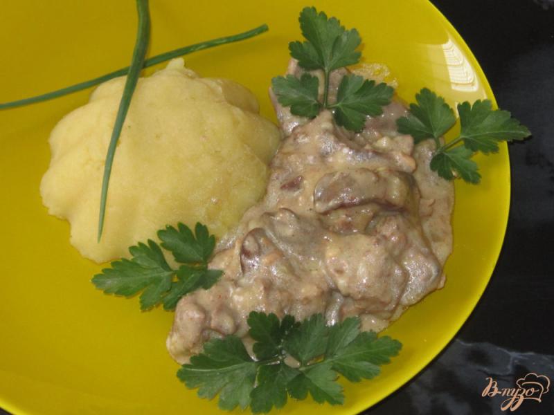 Фото приготовление рецепта: Куриная печень тушенная в сметанно-сырном соусе шаг №9
