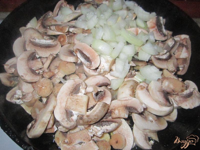 Фото приготовление рецепта: Спагетти с грибами и ветчиной шаг №3