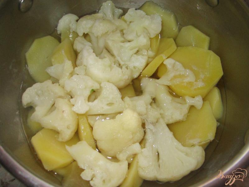 Фото приготовление рецепта: Крем суп из цветной капусты и картофеля шаг №3
