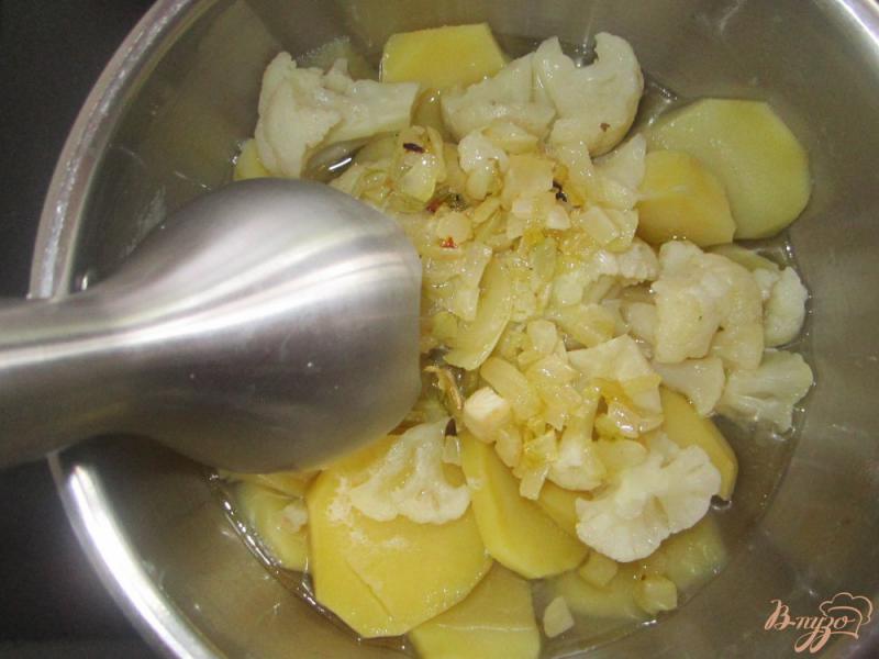 Фото приготовление рецепта: Крем суп из цветной капусты и картофеля шаг №5