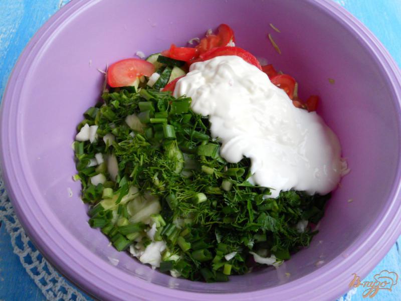 Фото приготовление рецепта: Салат из капусты и овощей со сметаной и чесноком шаг №4