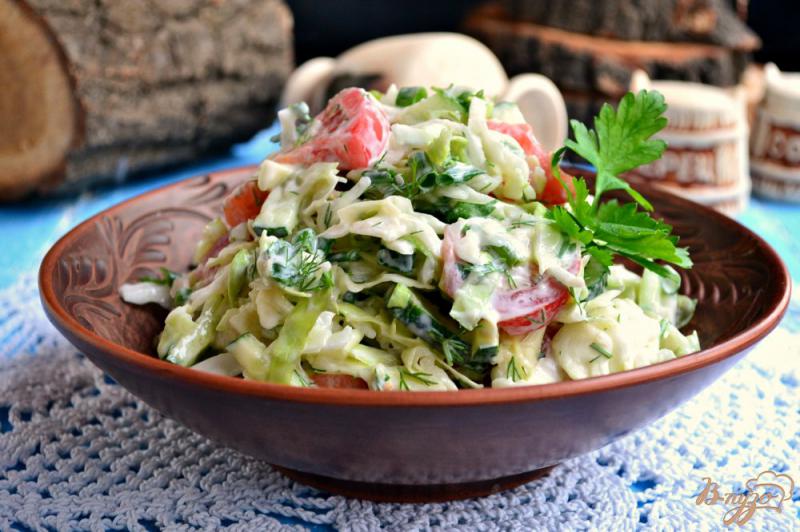 Фото приготовление рецепта: Салат из капусты и овощей со сметаной и чесноком шаг №5
