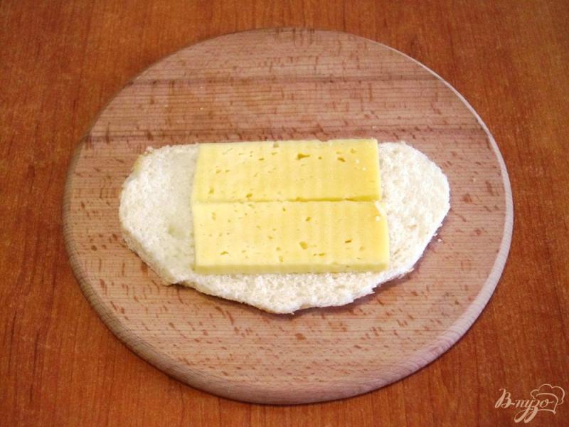 Фото приготовление рецепта: Тосты с ветчиной, сыром и яйцом шаг №3