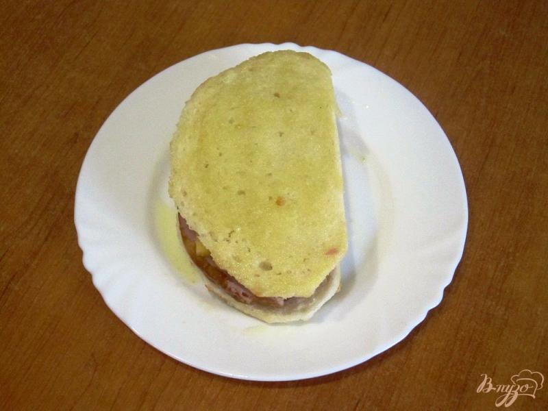 Фото приготовление рецепта: Тосты с ветчиной, сыром и яйцом шаг №7