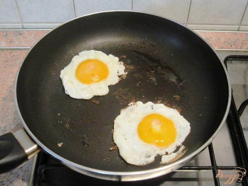 Фото приготовление рецепта: Тосты с ветчиной, сыром и яйцом шаг №9