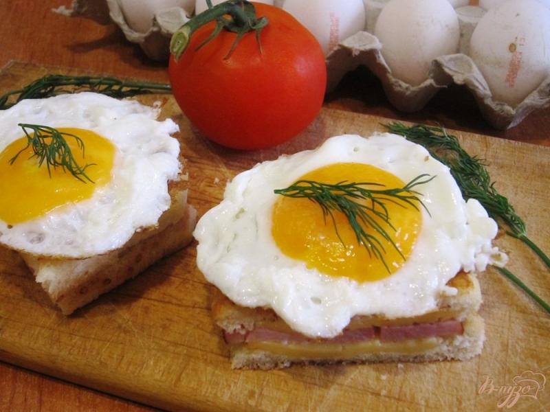 Фото приготовление рецепта: Тосты с ветчиной, сыром и яйцом шаг №10