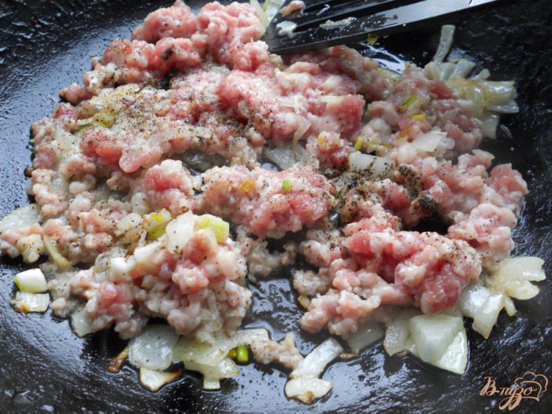 Фото приготовление рецепта: Макароны со свиным фаршем и томатным соусом шаг №3
