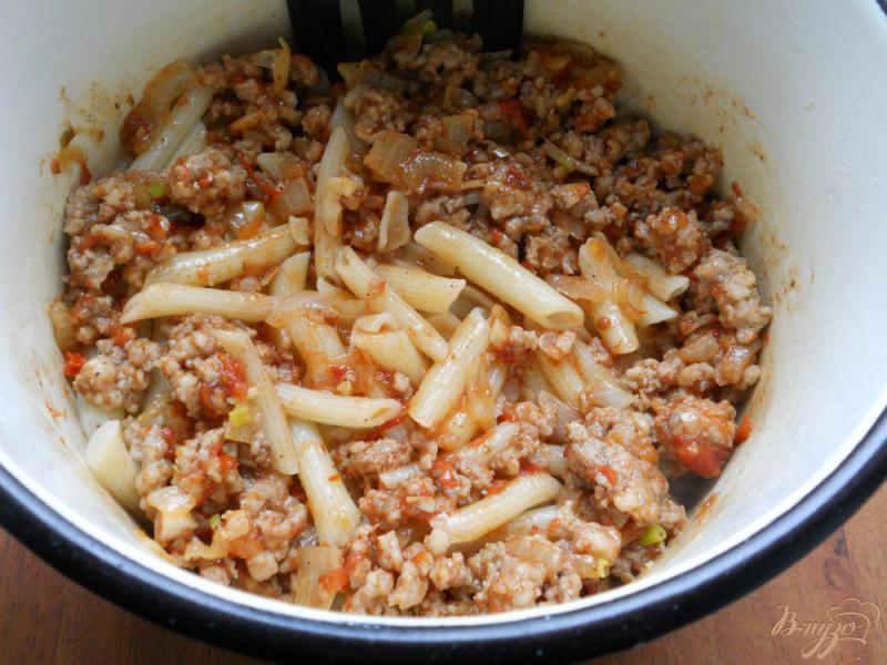Фото приготовление рецепта: Макароны со свиным фаршем и томатным соусом шаг №5